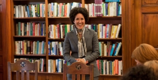 photo woman in front of book shelves