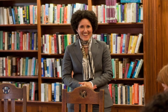 photo woman in front of book shelves